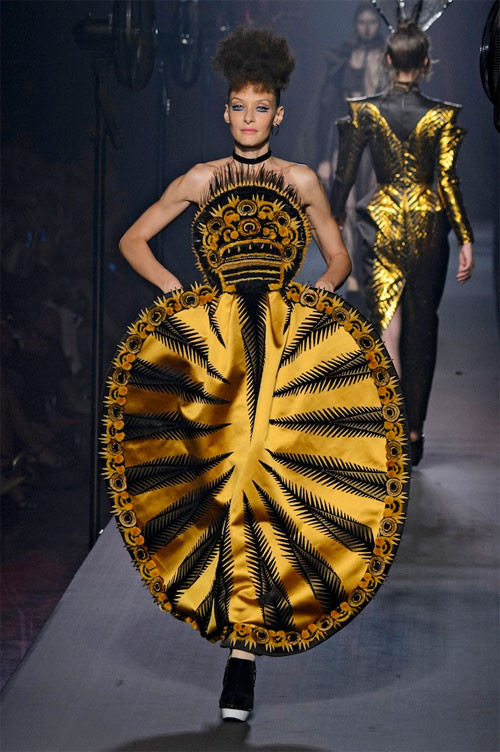 Thiết kế kỳ quái không giống ai của chiếc váy Couture hãng Gaultier. Ảnh: Elle.