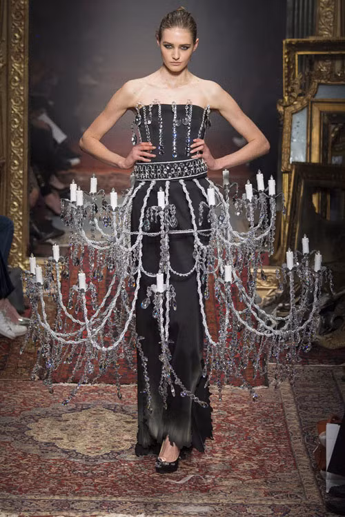 Năm nay, Hãng Jeremy Scott làm giới thời trang choáng váng với mẫu đầm đèn chùm. Ảnh: Printerest.