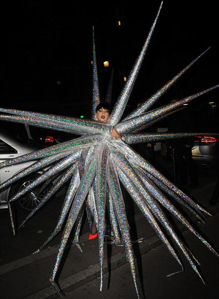 Bộ trang phục kỳ dị của nhà thiết kế người Anh - Jack Irvine. Ảnh: Báo mới.