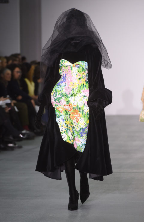 Một chiếc đầm thiết kế đầy ma mị và huyền bí của Central Saint Martins. Ảnh: Printerest.