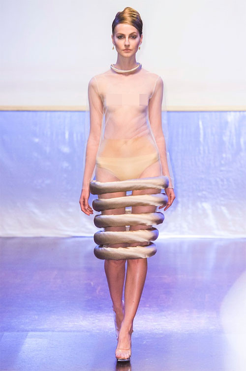 Chiếc đầm như được xoắn lại bằng lòng già của động vật. Ảnh: Printerest.