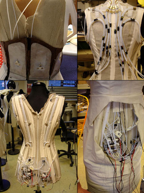 Chiếc đầm có một không hai với chằng chịt pin và dây điện. Ảnh: Báo mới.