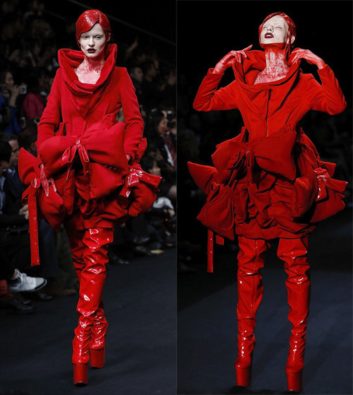 Cận cảnh 2 set trang phục kinh dị. Ảnh: Elle.