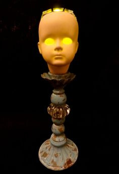 Kể cả khi để bình thường hay thắp sáng nó đều có thể khiến bạn dựng tóc gáy. Ảnh: Printerest