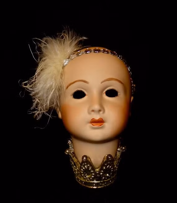 Còn đây là một mẫu đèn trang trí kinh dị búp bê ma vô cùng ấn tượng. Ảnh: Amazon.