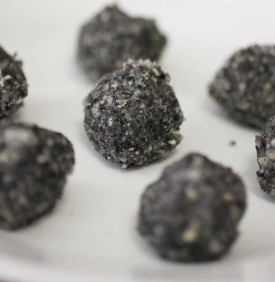 Chữa tăng huyết áp, táo bón bằng cách kết hợp giữa 50g vừng đen, hà thủ ô 50g, ngưu tất 50g. Các nguyên liệu tán thành bột mịn, rồi nhào với mật ong vê thành viên ngày uống 3 lần, mỗi lần 10g.