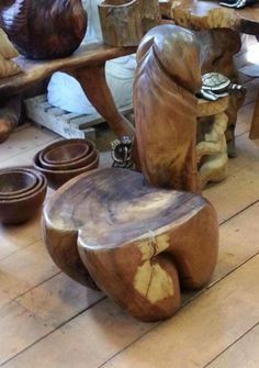 Một chiếc ghế ngồi bằng gõ nguyên khối với hình dáng độc đáo có một không hai trên thế giới.