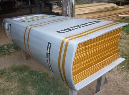 Một người mê sách chắc chắn sẽ rất hài lòng khi nằm trong cuốn sách khổng lồ này để sang thế giới bên kia.