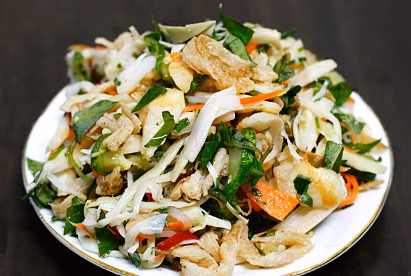 Tại đây, sau khi hái bồn bồn, người ta chọn phần tươi non như thân, lá, gốc trộn chung với tỏi, ớt, đường, tôm, thịt ba chỉ để ăn.