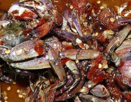 Khi chế biến người ta xé nhỏ ba khía rồi trộn đều gia vị, để khoảng 15 phút cho gia vị ngấm rồi thưởng thức.