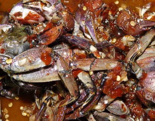 Khi chế biến người ta xé nhỏ ba khía rồi trộn đều gia vị, để khoảng 15 phút cho gia vị ngấm rồi thưởng thức.