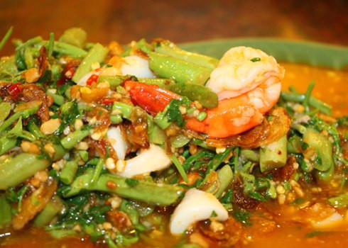 Món này có nguyên liệu rất đơn giản với rau rút, tôm, mực trộn đều cùng rau răm, lạc, nước cốt chanh, tiêu, ớt băm, nước mắm, muối, đường… nêm nếm vừa ăn, rồi dọn ra đĩa và thưởng thức.