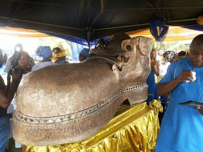 Chiếc quan tài kỳ lạ hình chiếc giày khổng lồ...