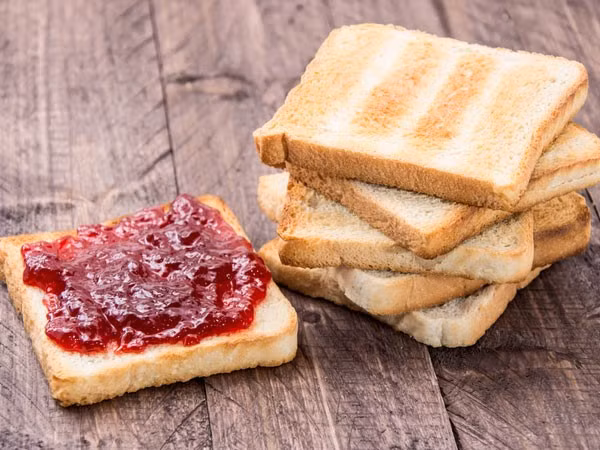 Đối với những người bị tiểu đường, thường xuyên sử dụng bánh mì mỗi ngày sẽ giảm được nguy cơ đột quỵ và giữ bệnh ổn định. Ảnh: Zing News.