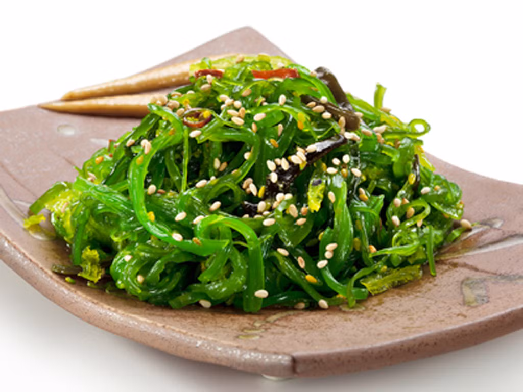 Nhiều nghiên cứu cho thấy, tảo biển có khả năng thải độc, giúp giảm cholesterol trong máu, loại bỏ những chất độc hại của cơ thể. Chúng ta có thể chế biến tảo biển thành các món canh và ăn hàng ngày.