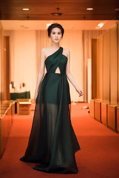 Ngọc Trinh ghi điểm với váy lệch vai yêu kiều, nhấn nhá những khoảng hở chừng mực trên thảm đỏ. Ảnh: Ngoisaovn.