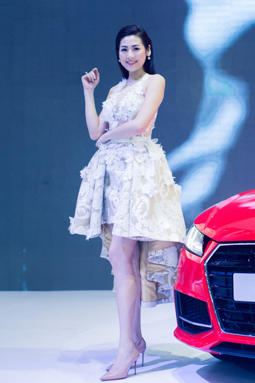 Á hậu Việt Nam 2012 Tú Anh diện bộ váy khoe được đôi chân thon dài. Ảnh: Phunutoday.