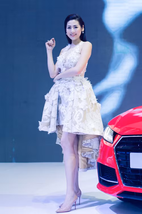 Á hậu Việt Nam 2012 Tú Anh diện bộ váy khoe được đôi chân thon dài. Ảnh: Phunutoday.