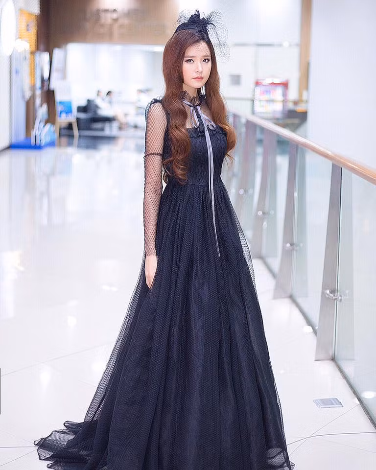 Midu xuất hiện đầy "ma mị" huyền bí nhưng không kém phần gợi cảm trong bộ cánh ren tông đen gần đây. Ảnh: Phunutoday.