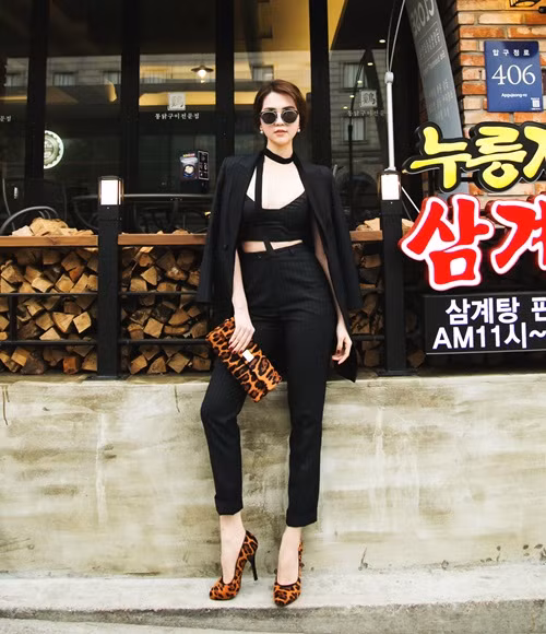 Set đồ dạo phố tinh tế, tôn lên mọi ưu điểm hình thể của Ngọc Trinh cũng khiến cô nàng ghi điểm tuyệt đối. Ảnh: Báo mới.