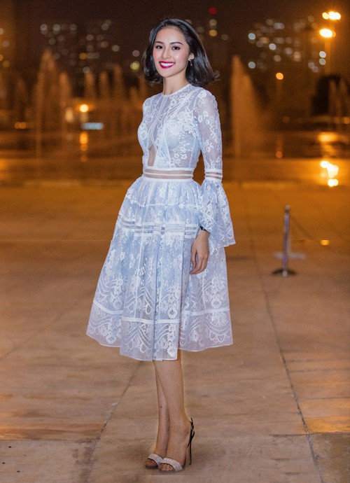 Hạ Vi - mỹ nhân mới nổi cũng nhiều lần ghi điểm và lọt top sao Việt có gu thời trang tinh tế. Vừa qua, cô nàng cũng gây ấn tượng đặc biệt khi diện đầm ren nữ tính với phần ngực áo xuyên thấu, lộ nội y xuất hiện trong một sự kiện. Ảnh: Zing.