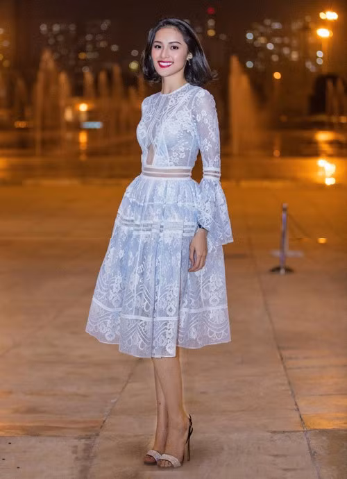 Hạ Vi - mỹ nhân mới nổi cũng nhiều lần ghi điểm và lọt top sao Việt có gu thời trang tinh tế. Vừa qua, cô nàng cũng gây ấn tượng đặc biệt khi diện đầm ren nữ tính với phần ngực áo xuyên thấu, lộ nội y xuất hiện trong một sự kiện. Ảnh: Zing.