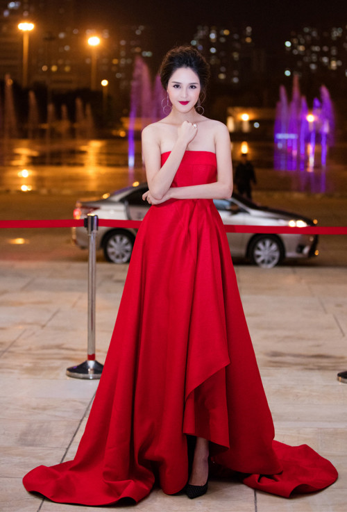 Á hậu Hoàng Anh nổi bật trong mẫu đầm quây xếp nếp bồng bềnh, tôn lên làn da trắng mịn cùng chiều cao ấn tượng. Ảnh: Ngoisaovn.