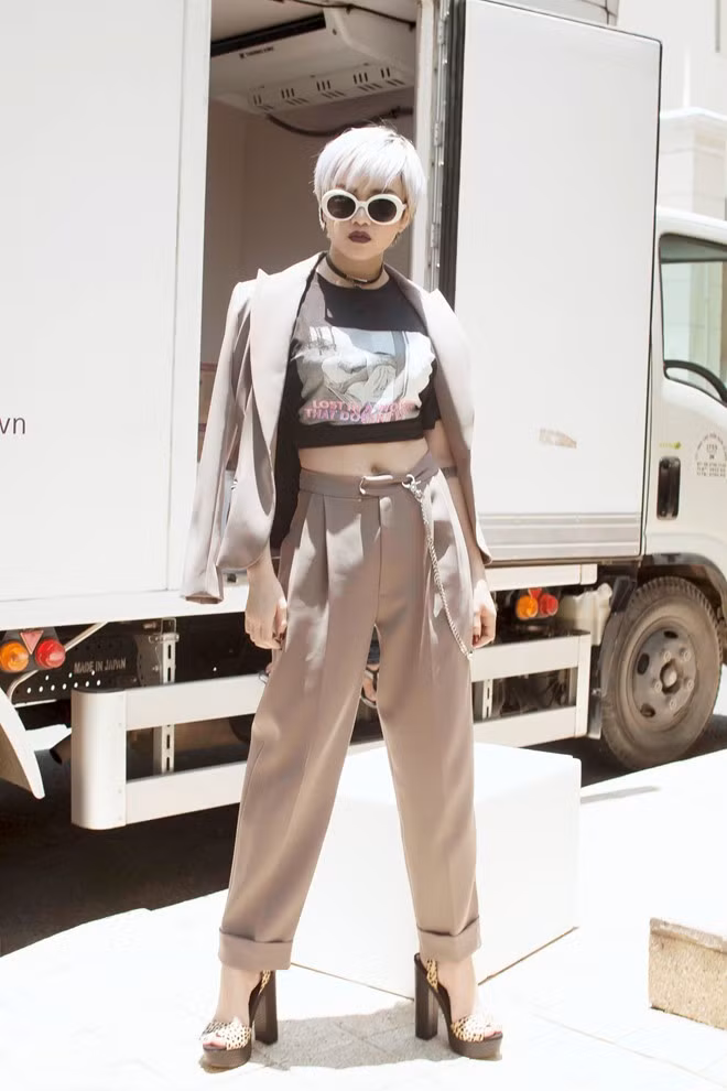 Thiều Bảo Trâm đặc biệt cá tinh khi mix đồ phá cá tuyệt đối. Ảnh: Dân Việt.