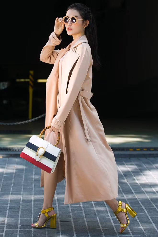 Sử dụng tông màu nude chủ đạo phối hợp với áo trend coat dáng dài sành điệu, Á hậu Huyền My trở nên nổi bật. Ảnh: Nguyễn Gia Huy.