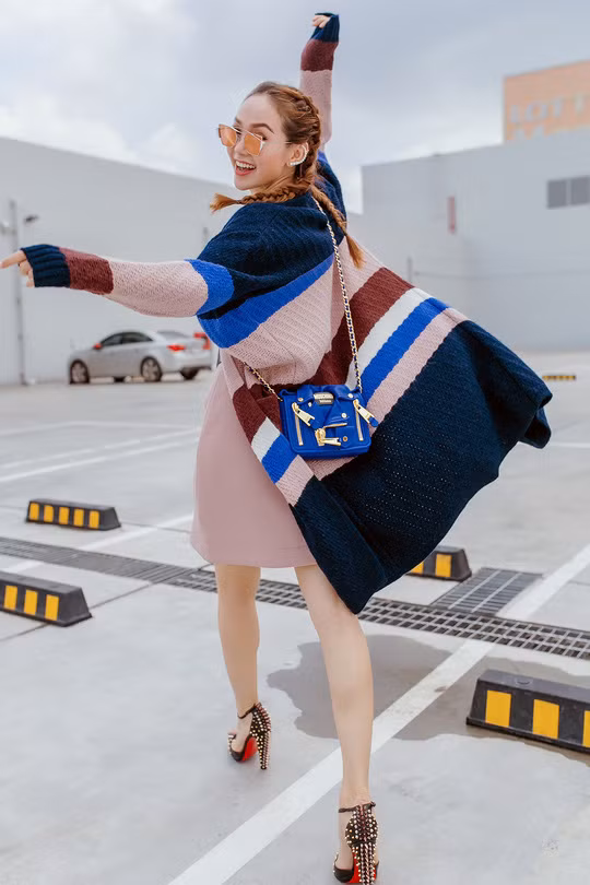 Một set đồ ngày đầu đông được Minh Hằng mix với áo len dáng dài nhiều màu sắc tuyệt đẹp. Ảnh: Phunutoday.