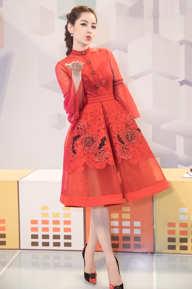 Chi Pu diện bộ trang phục mang hơi hướng thập niên 70 tuyệt đẹp. Ảnh: Như Như.