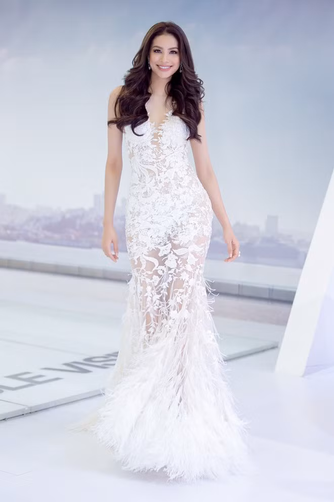 Phạm Hương luôn đứng đầu danh sách sao Việt mặc đẹp. Trong tháng này trang phục ren xuyên thấu gam màu trắng nổi bật giúp Phạm Hương đẹp hơn bao giờ hết. Ảnh: CQ.