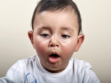 Trẻ nhỏ bị ho có thể lấy cánh hoa hồng trắng để nấu với đường phèn và đậu đen uống trị bệnh. Ảnh: Bé yêu.