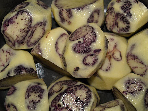 Ruột khoai lại có màu vàng pha đen tạo nên màu sắc rất đẹp mắt và thú vị. Ảnh: Dailymean.