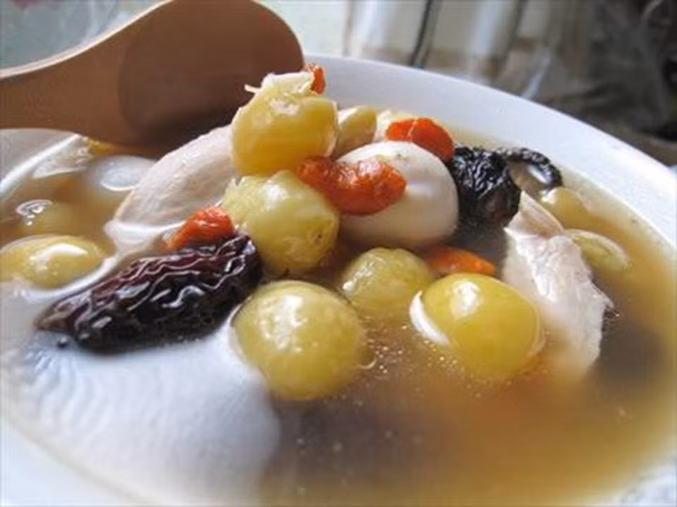 Trẻ em suy dinh dưỡng và những người cơ thể suy yếu thì nên nấu cháo trứng chim trĩ với gạo tẻ và chút gạo nếp ăn hàng ngày vào buổi sáng hoặc tối.