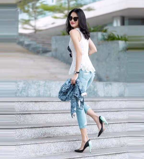Thanh Trúc nhẹ nhàng như một cơn gió với kiểu peplum ren dập hoa mix kèm jeans lửng. Ảnh: Xã luận.