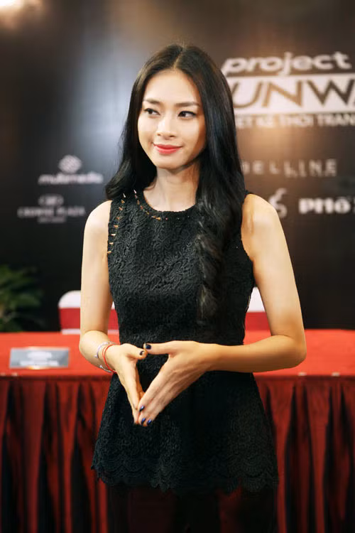 Ngô Thanh Vân xinh đẹp, sang chảnh và rất trẻ trung khi diện áo peplum họp báo. Ảnh: Yan.