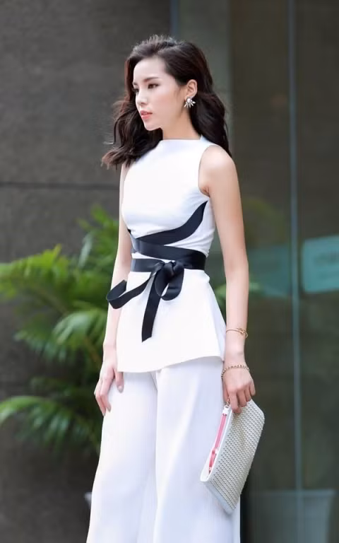 Kỳ Duyên xuống phố với áo peplum trắng mix kèm quần ống rộng thanh lịch. Đây là lần hiếm hoi gu thời trang của hoa hậu Kỳ Duyên không bị chê. Ảnh: Go.