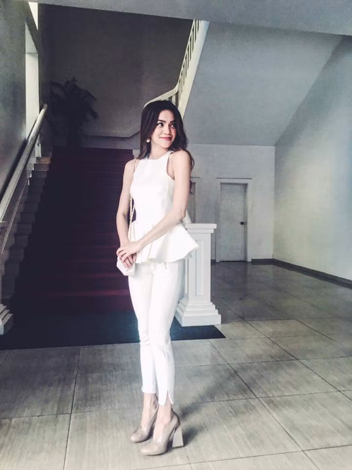 Dù có vòng 3 không đầy đặn nhưng thời trang peplum giúp Hà Hồ giấu nhược điểm và tôn vòng eo gợi cảm của mình. Ảnh: Sen đỏ.