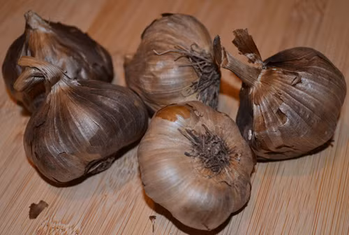 Dưới đây là những bài thuốc từ tỏi đen dành cho bạn.