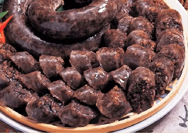 Món sundae một trong những món đặc sản món ăn dân dã và lâu đời của Hàn Quốc. Sundae được chế biến với các thành phần gồm ruột non và ruột già của lợn được làm sạch, lúa mạch, tiết lợn; đôi khi có thêm lá tía tô, hành lá, doenjang, gạo nếp, kim chi, đậu tương mầm. Ảnh: Bestie.