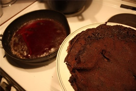 Bánh máu là món ăn khá nổi tiếng tại Phần Lan – Thụy Điển. Bánh máu với thành phần chính là máu động vật, bánh được ăn kèm với các loại thịt như: thịt lợn hoặc thịt tuần lộc. Ảnh: Tinbaihay.