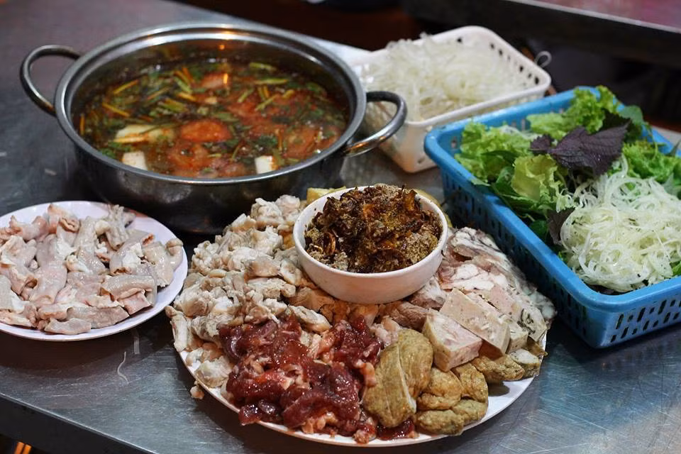 Thay vì ăn lẩu riêu cua truyền thống mùa Đông năm nay bạn hãy thử trải nghiệm lẩu cua chiên sườn sụn mới lạ. Ảnh: Địa điểm ăn uống.