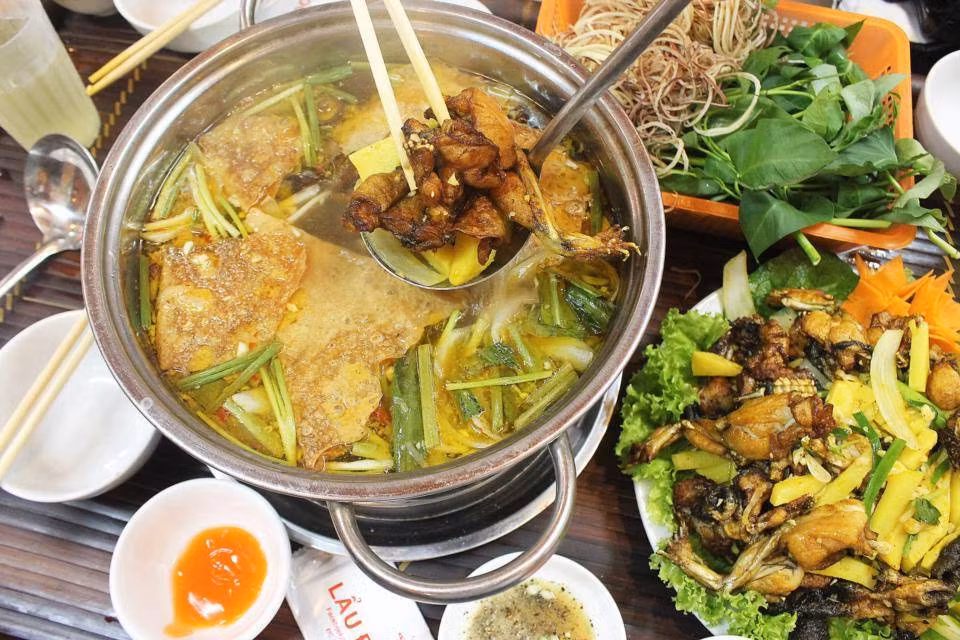 Lẩu ếch chiên giòn kiểu mới cũng đang gây sốt và được nhiều ưa thích. Ảnh: Địa điểm ăn uống.