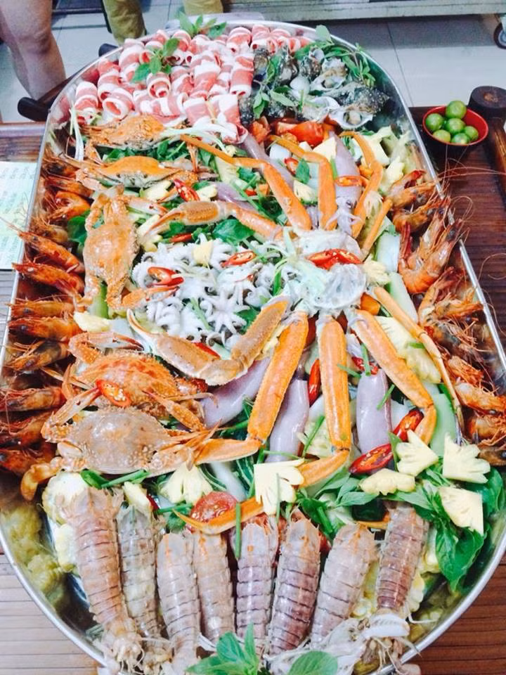 Lẩu hải sản khổng lồ đang gây sốt là lựa chọn tuyệt vời khi chọn lựa tụ tập ăn uống cuối tuần. Ảnh: Địa điểm ăn uống.