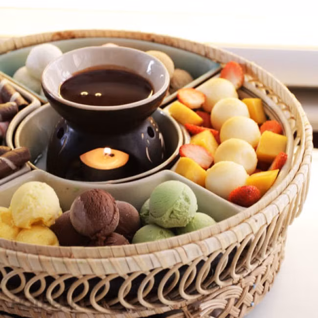  Lẩu kem: Đây là món kem khổng lồ tổng hợp gồm 9 loại kem với những mùi vị khác nhau để mọi người lựa chọn. Kem còn được thưởng thức cùng với nước socola rất độc đáo. Ảnh: Ăn ngon Hà Nội.