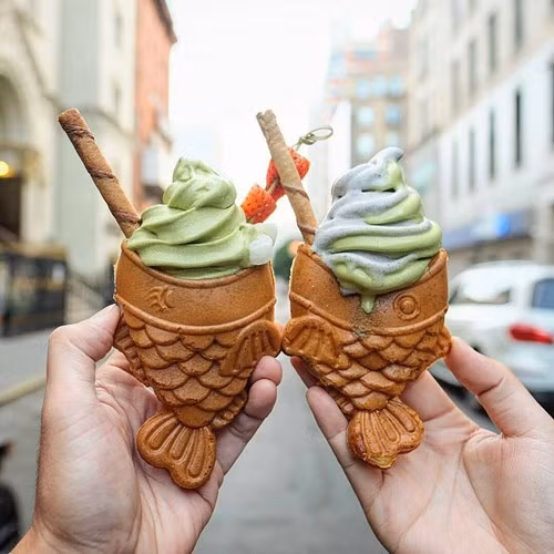 Kem cá Nhật bản có lớp vỏ như bánh kếp kết hợp với phần nhân kem đậu đỏ ngọt ngào bên trong.