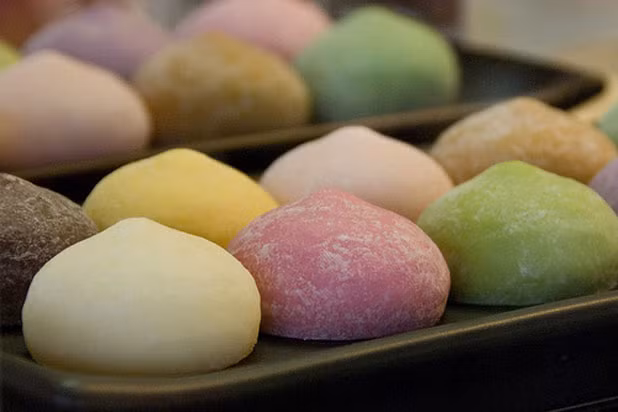 Món bánh mochi nổi tiếng của Nhật được làm từ gạo nếp và có nhiều loại nhân phong phú, từ đậu đỏ, trà xanh tới hoa quả...