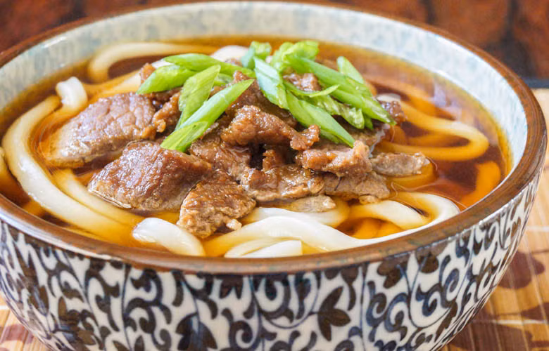 Món mỳ có thành phần mì udon luộc chín chan nước dùng làm từ dashi, xì dầu và mirin.