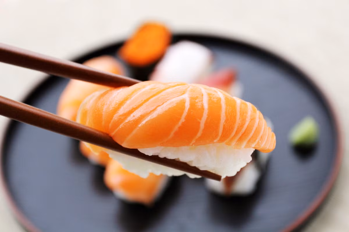 Ở Việt Nam shushi là món ăn Nhật sang chảnh được nhiều người yêu thích và thường xuyên ăn nhất dù giá khá đắt đỏ.